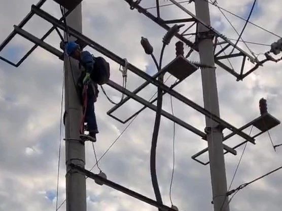 康高特Ronaldo高能量<a href='http://fsaowin.com/Ppzq/ersted.html'>電纜故障定位儀</a> 現(xiàn)場(chǎng)準(zhǔn)確檢測(cè)35kv電纜故障點(diǎn)