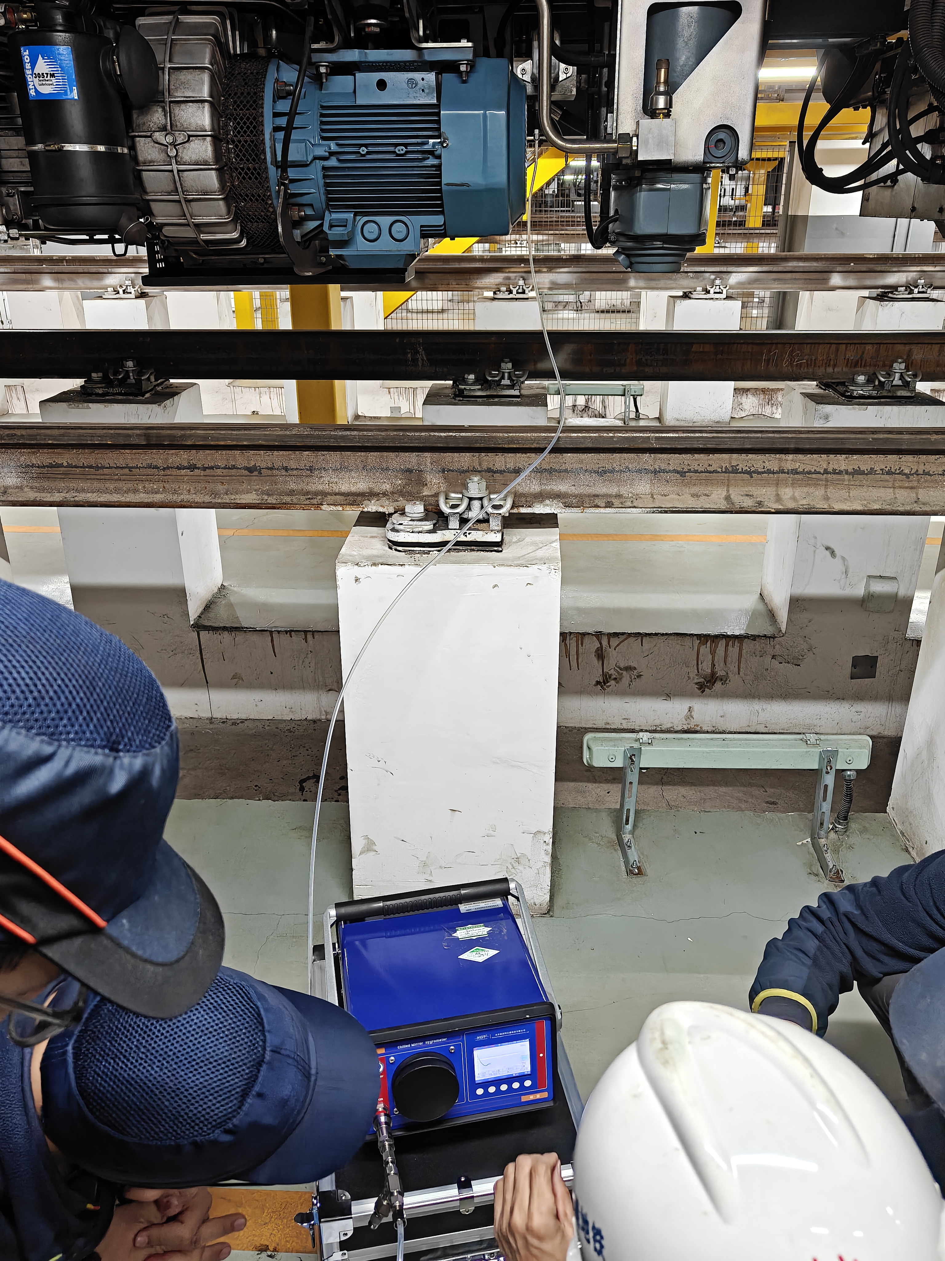 露點(diǎn)儀在地鐵軌道測(cè)試現(xiàn)場(chǎng)